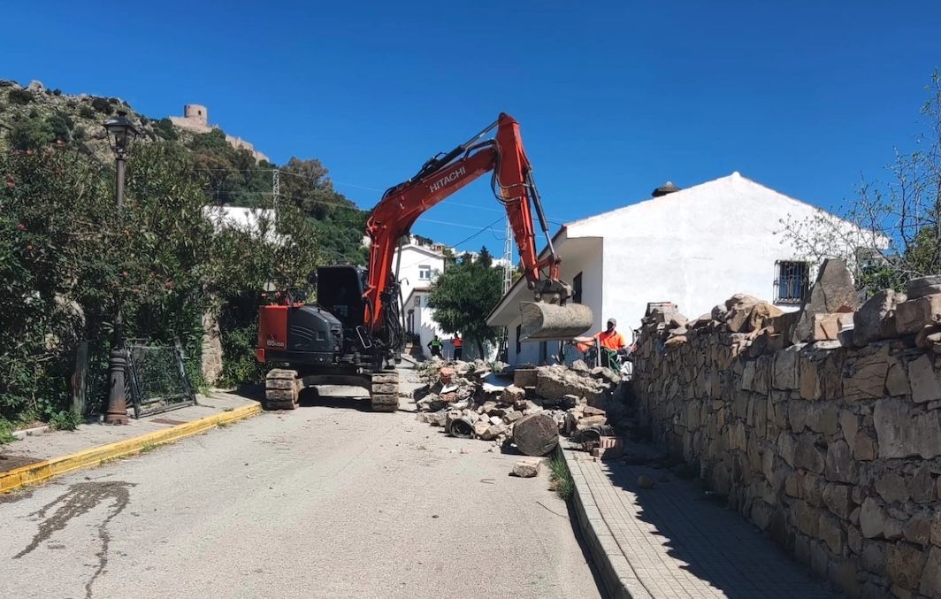 Una operación para recuperar suelo público ocupado en Jimena deja a una persona detenida y a un agente herido
