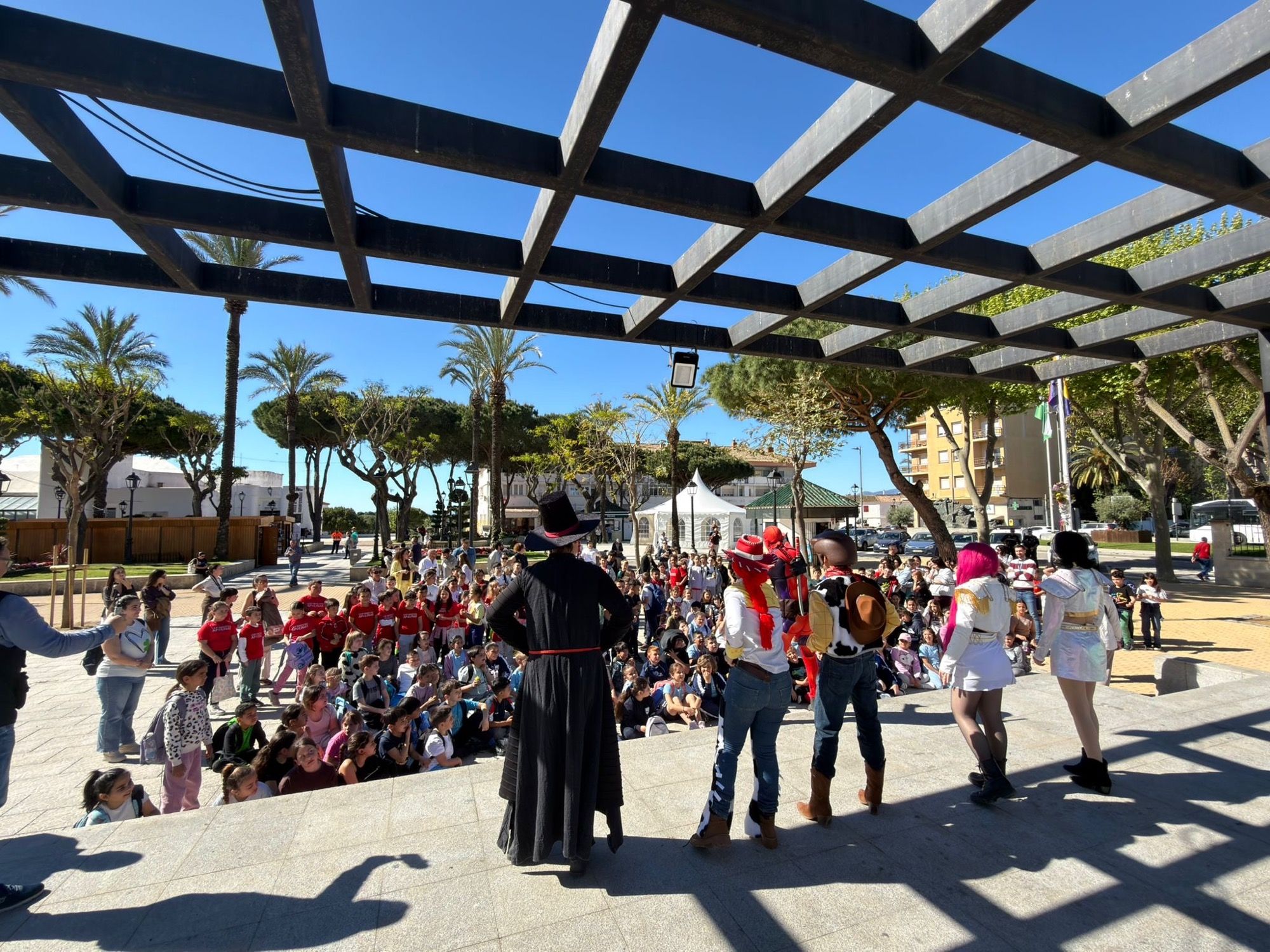 Arranca la VII Feria del Libro de San Roque con un pasacalles 