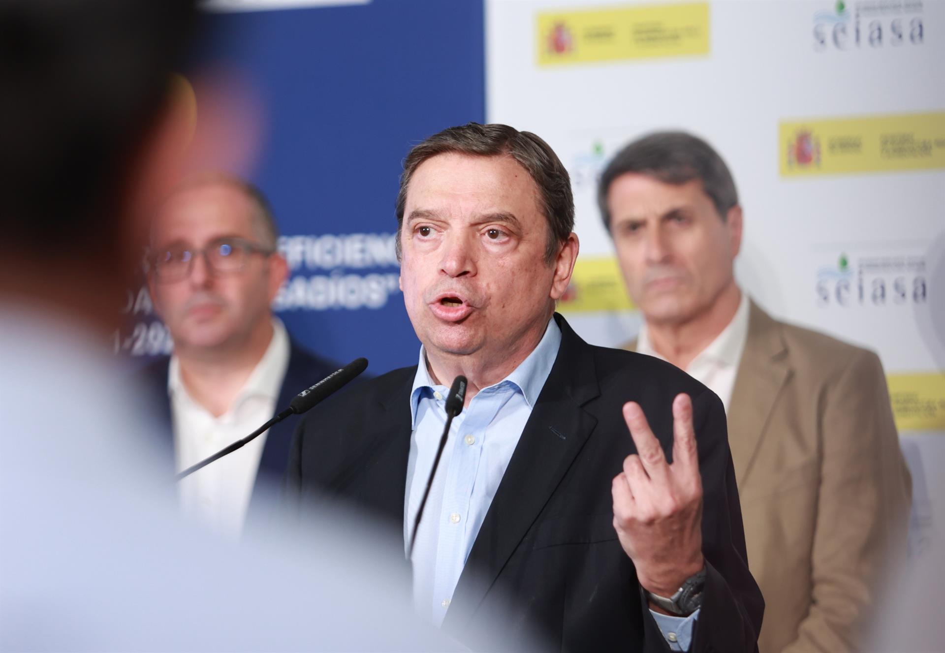 El ministro de Agricultura, Pesca y Alimentación, Luis Planas, durante la atención a los medios. A 18 de julio de 2025, en Los Palacios y Villafranca (Sevilla, Andalucía, España). - Rocío Ruz - Europa Press - Archivo