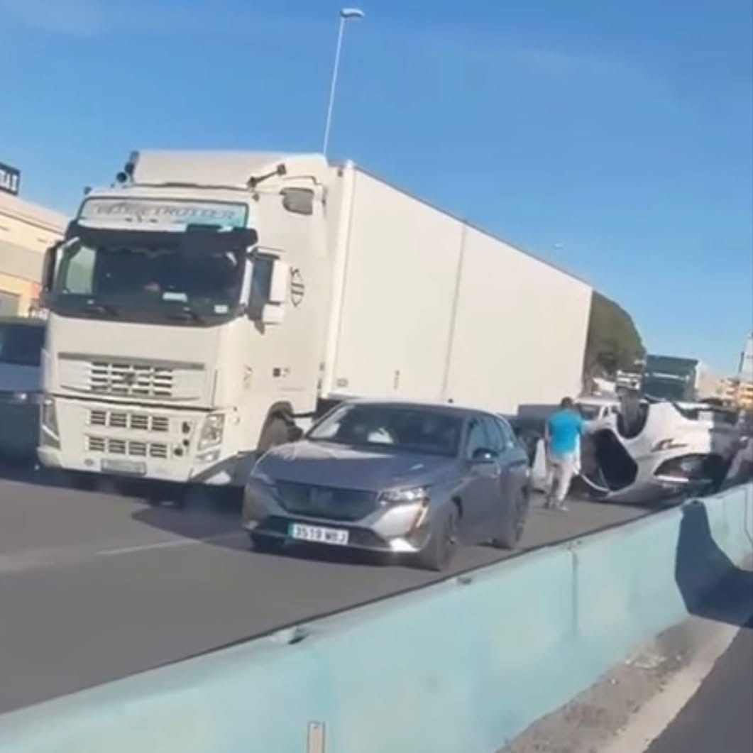 Imagen de José Ignacio Landaluce. Al menos un herido en una colisión entre un turismo y un camión en la A-7 de Algeciras