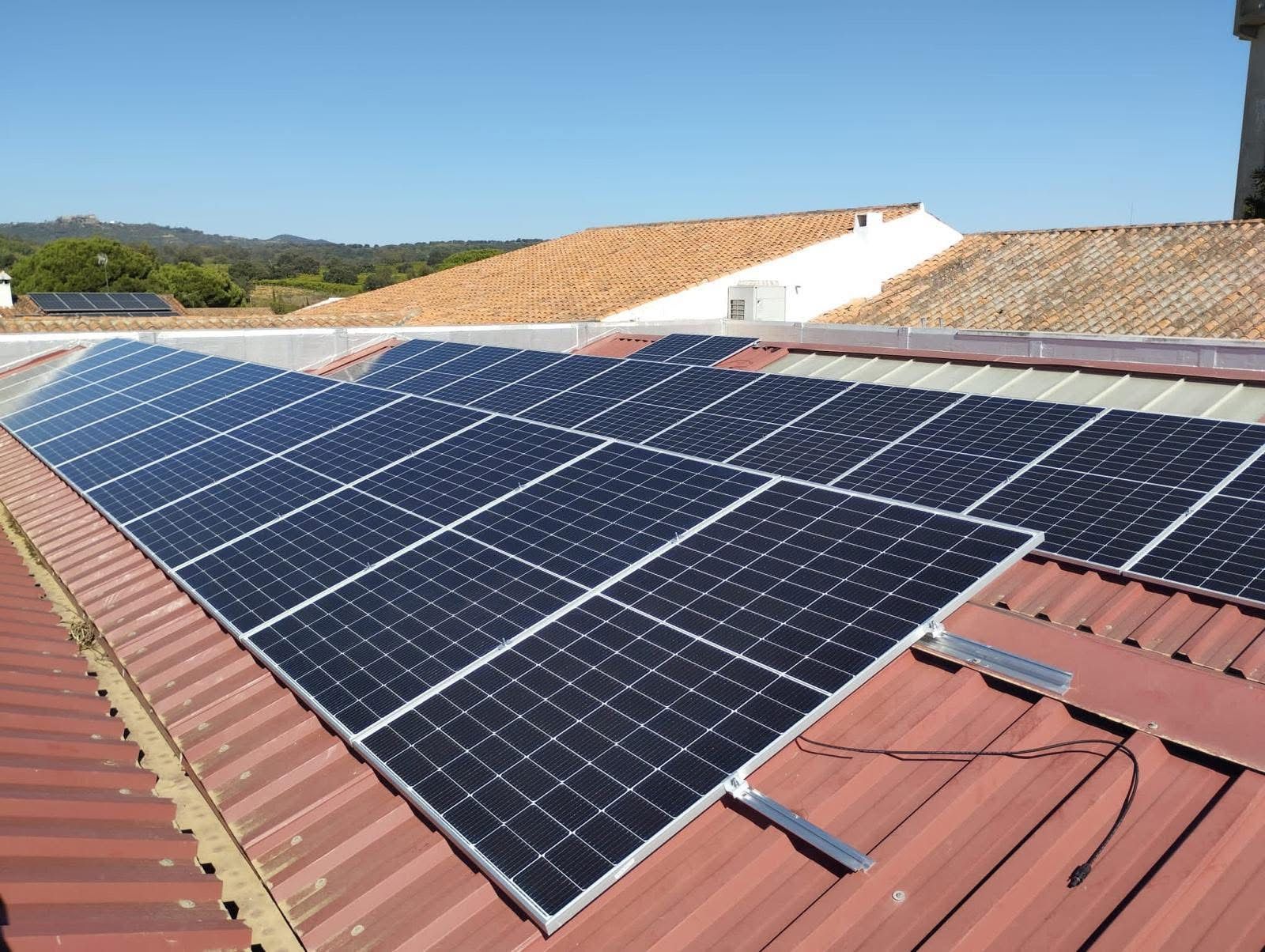 El plan de autoconsumo energético de Castellar eleva un 45,8% la reducción de emisiones de CO₂ en 2025