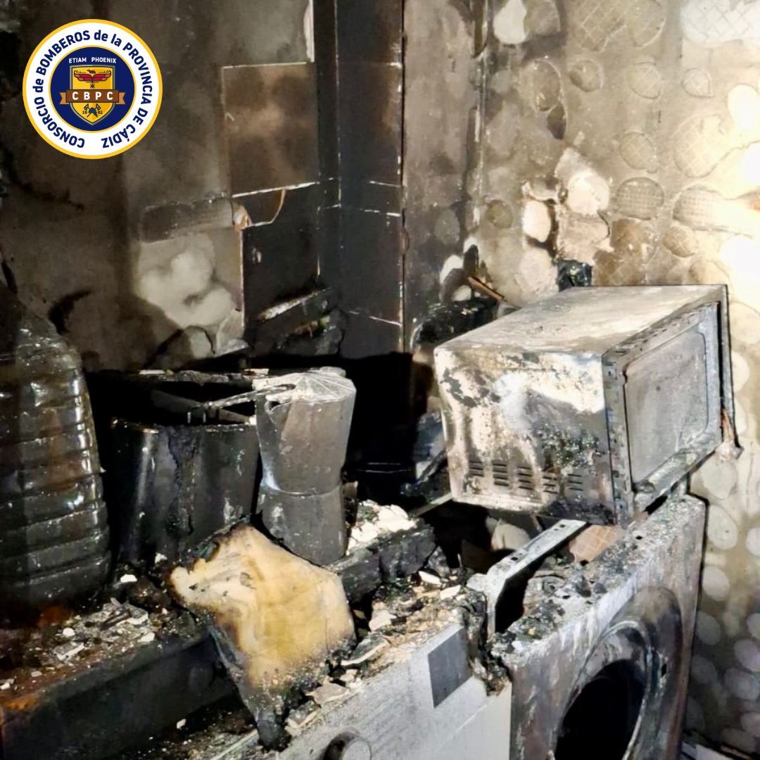 Atendido un hombre de 21 años al inhalar humo en un incendio de vivienda en Algeciras