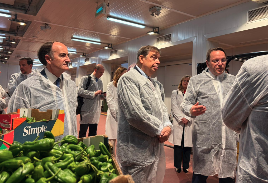 Algeciras refuerza el control de alimentos con inteligencia artificial en su puesto fronterizo. Foto: S.F. / 8Directo. En la imagen el presidente de la APBA, Gerardo Landaluce, el ministro de Agricultura, Pesca y Alimentación, Luis Planas, y 