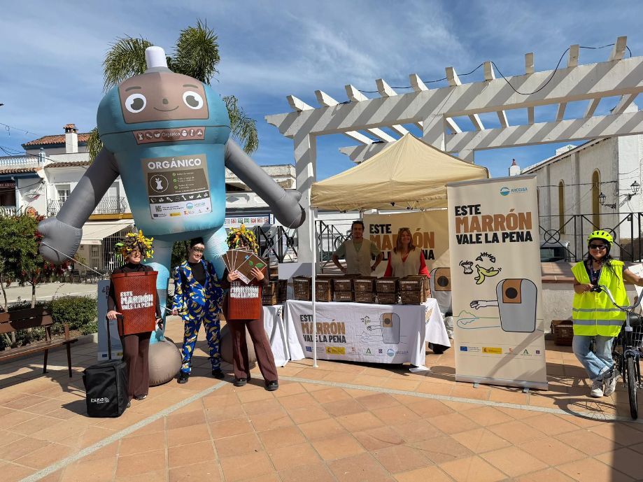 Los pasacalles de “Este Marrón Vale la Pena” llevan la concienciación ambiental a las calles de Tesorillo y Castellar