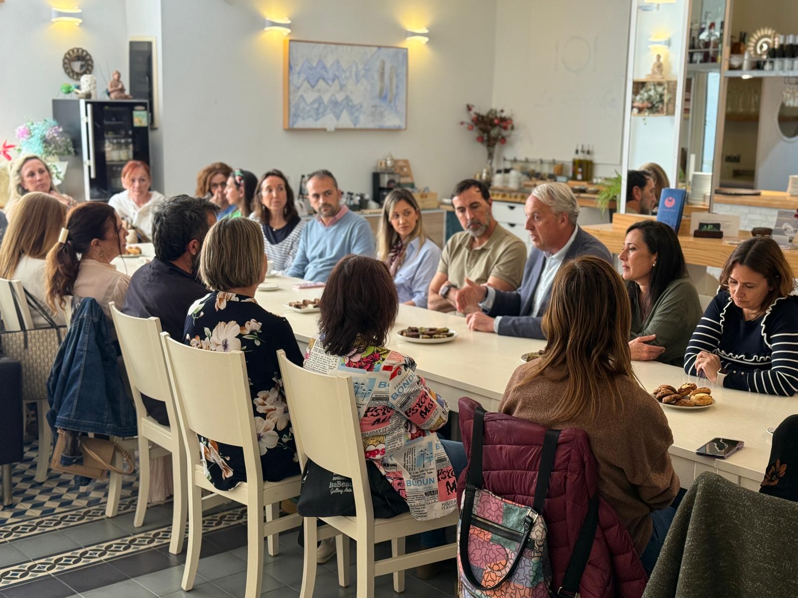 El PSOE denuncia en Tarifa el "estado de emergencia" de la educación pública y llama a "defender lo público"