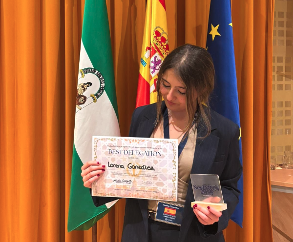 La algecireña Lorena González Rivas revalida el premio a mejor delegación en la simulación de la ONU en Sevilla