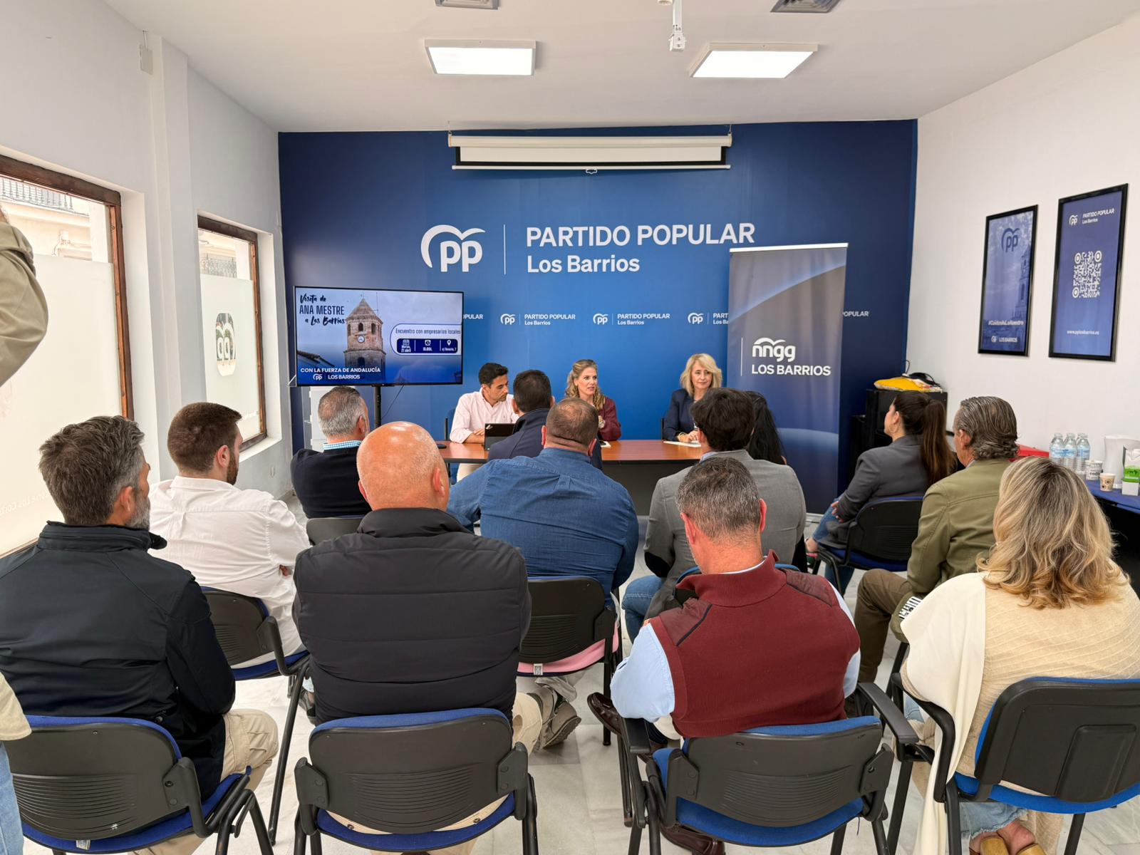 Ana Mestre mantiene un encuentro en Los Barrios con los empresarios de la comarca. 