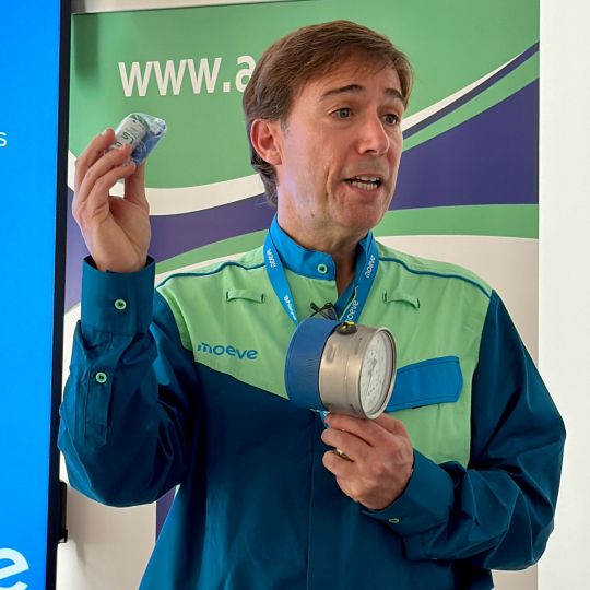 Jesús Estrada, del departamento de Desarrollo, muestra un dispositivo con pila recargable.