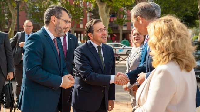 El alcalde de La Línea, Juan Franco, y el ministro de Asuntos Exteriores, Jose Manuel Albares.