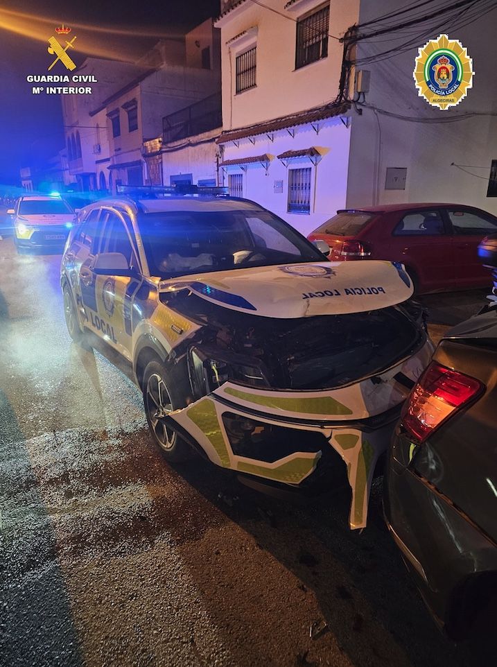 Dos agentes heridos tras una violenta embestida en una persecución policial en Algeciras