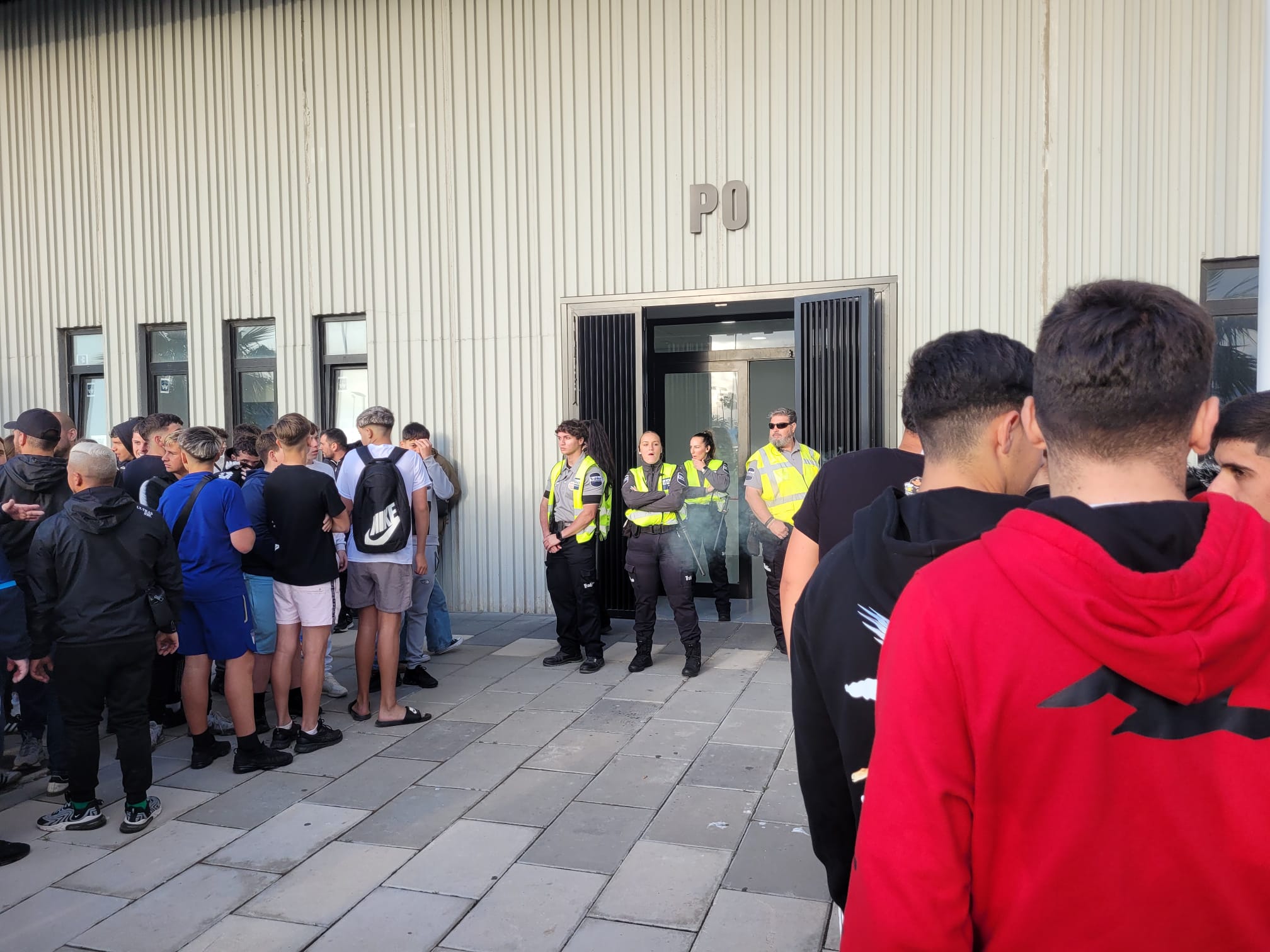 (0-1) La Balona cae ante el Utrera y se complica el play-off entre pitos, tensión e incidentes tras el partido