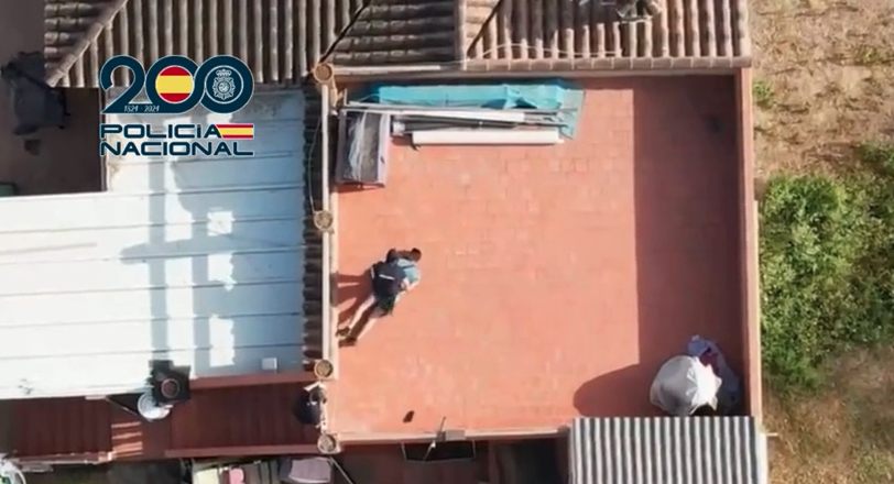 La Policía Nacional detiene a un fugitivo por homicidio tras desarticular un punto de venta de cocaína en La Línea