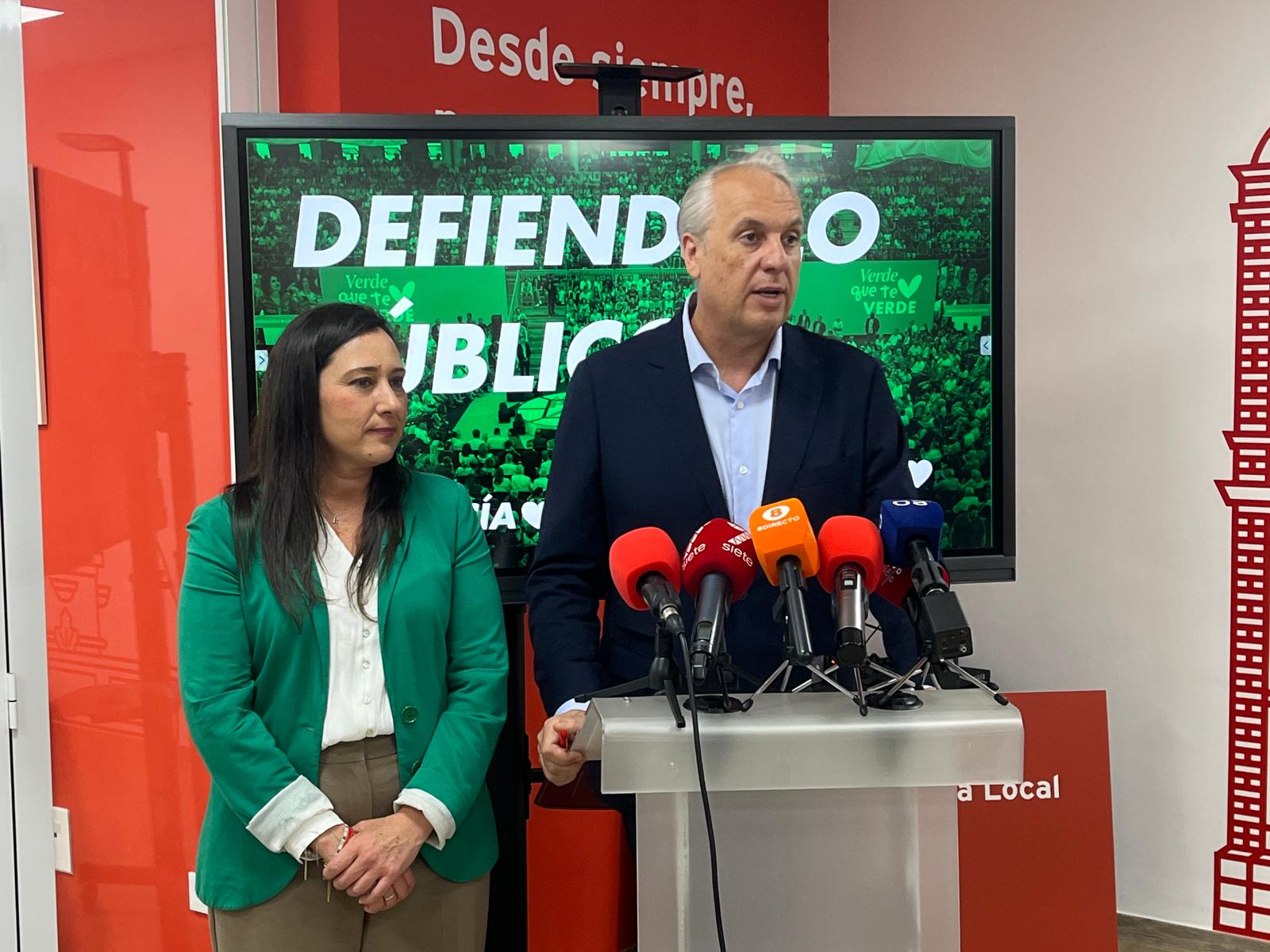 El secretario general del PSOE de Cádiz, Juan Carlos Ruiz Boix, junto a la secretaria general del PSOE de Algeciras y candidata número dos al Parlamento de Andalucía, Rocío Arrabal. 