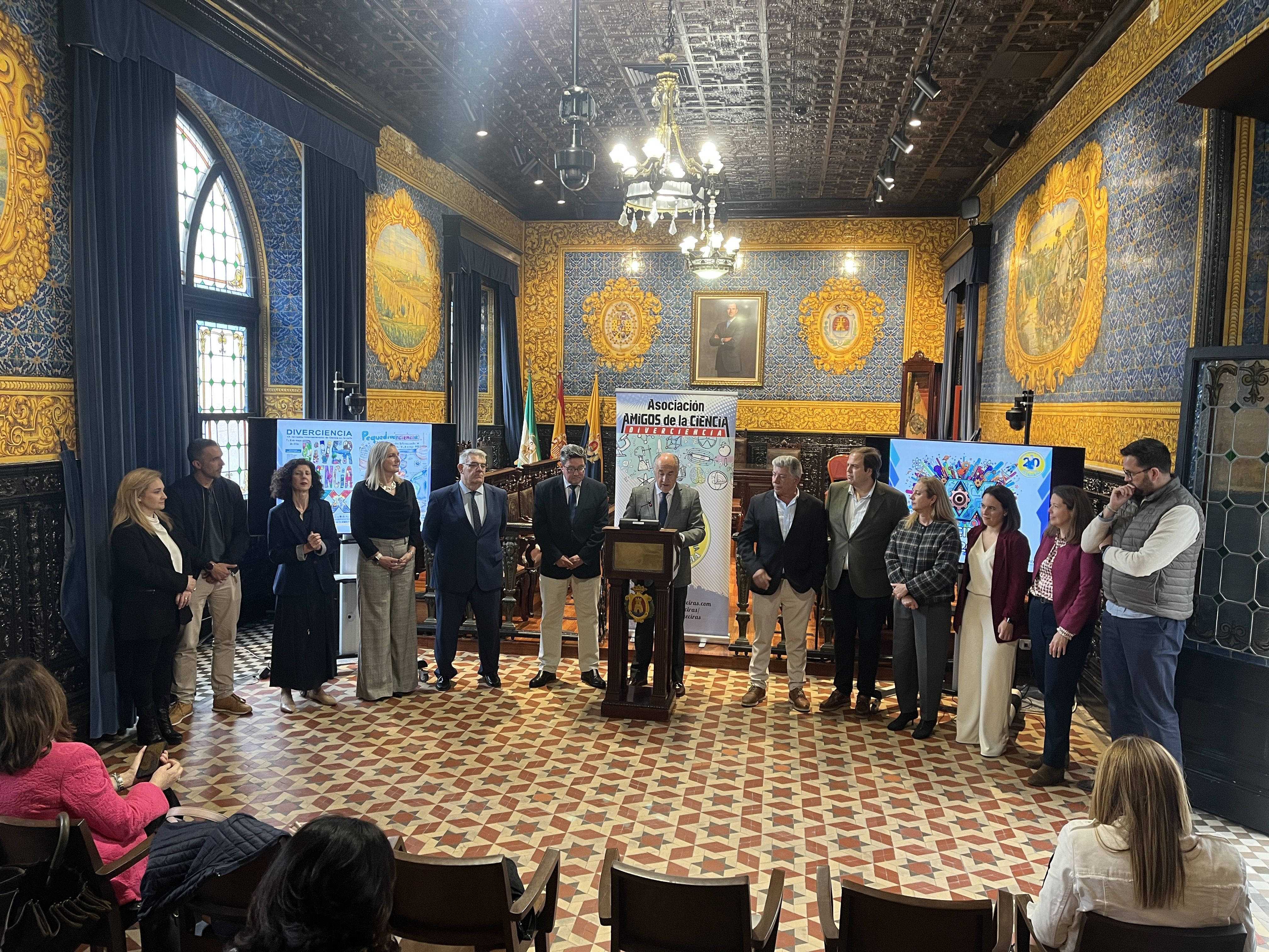 Diverciencia celebra 20 años creando laboratorios en las calles de Algeciras