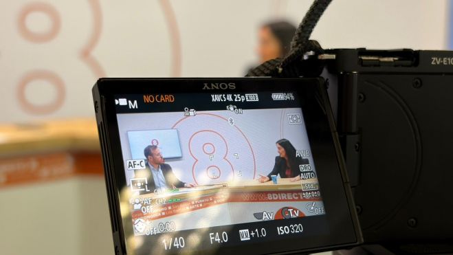 Una cámara graba la entrevista a la delegada de Urbanismo. 