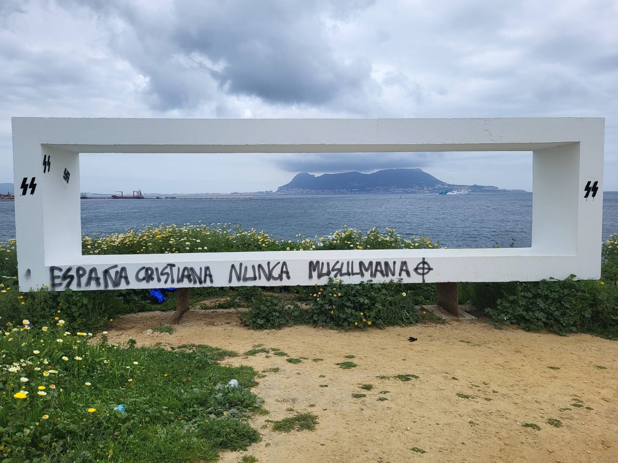 Esvásticas y mensajes de odio manchan varios puntos de Algeciras