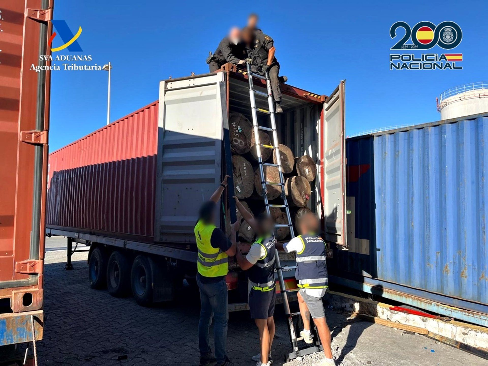 Efectivos de Vigilancia Aduanera y Policía Nacional inspeccionando uno de los contenedores intervenidos en Algeciras con cocaína. - VIGILANCIA ADUANERA/POLICÍA NACIONAL