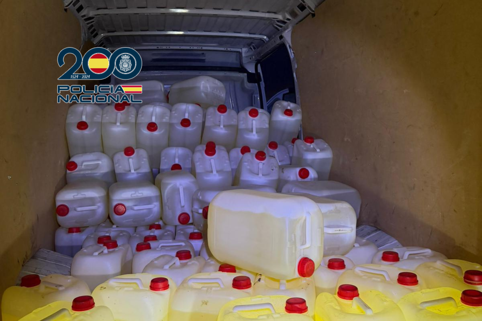 Imagen de la furgoneta. Detenidas cinco personas por petaqueo con 3.700 litros de combustible en la AP-4 