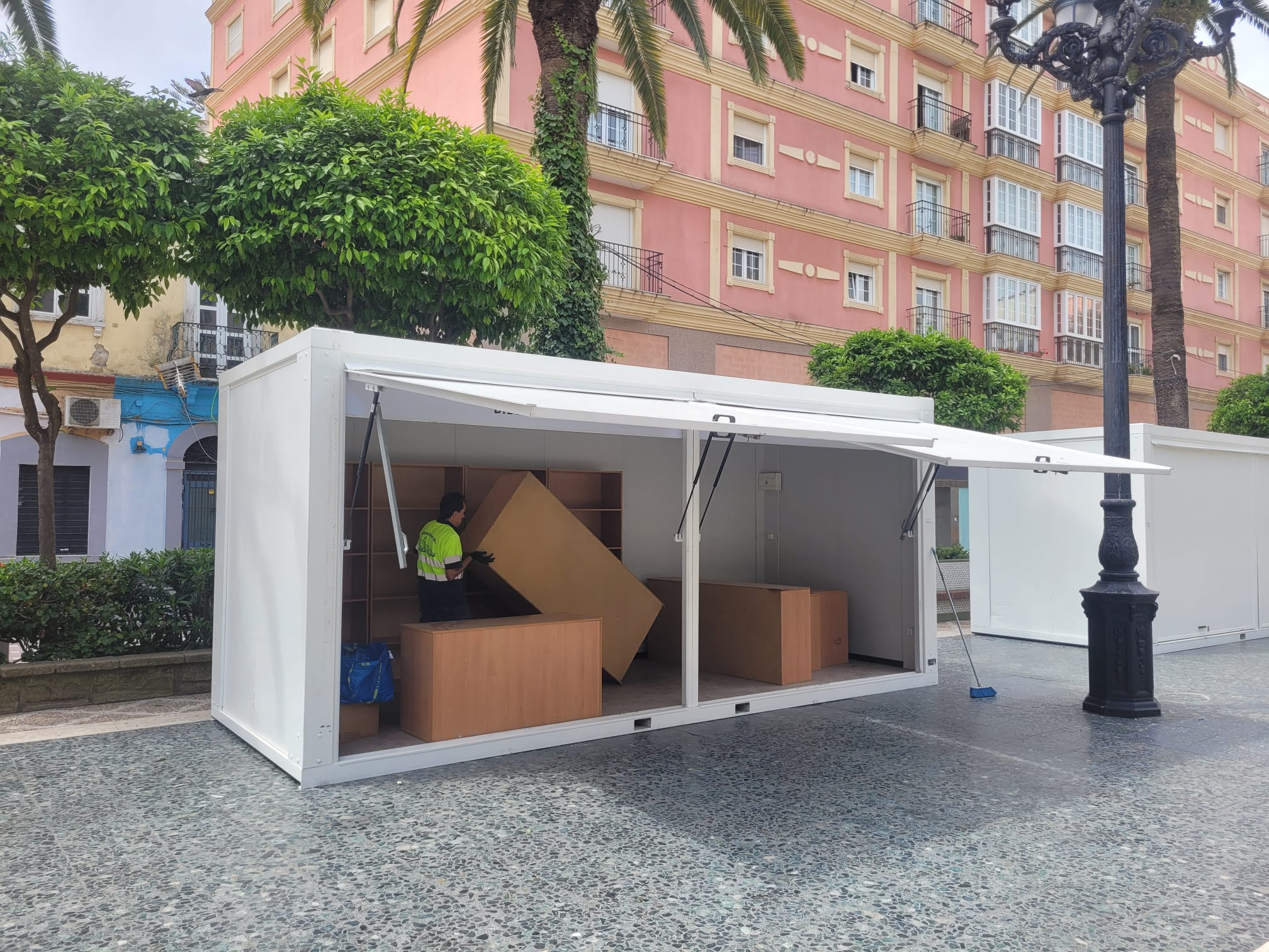 Un operario instala uno de los puestos de la XXXVII Feria del Libro en la Plaza Fariñas. Foto: D.G. / 8Directo.