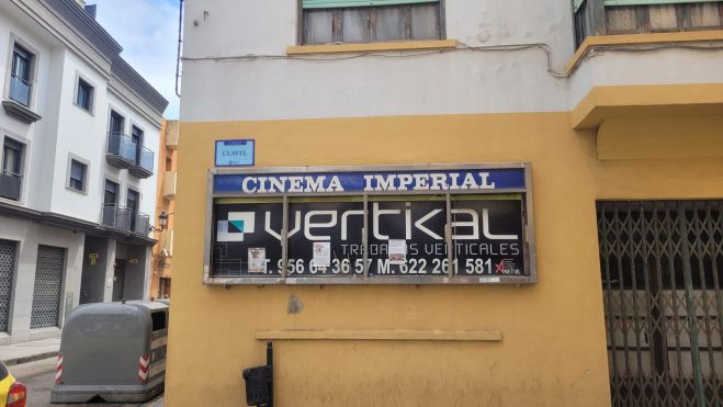 Cartel del Cinema Imperial en la calle Claves de La Línea.