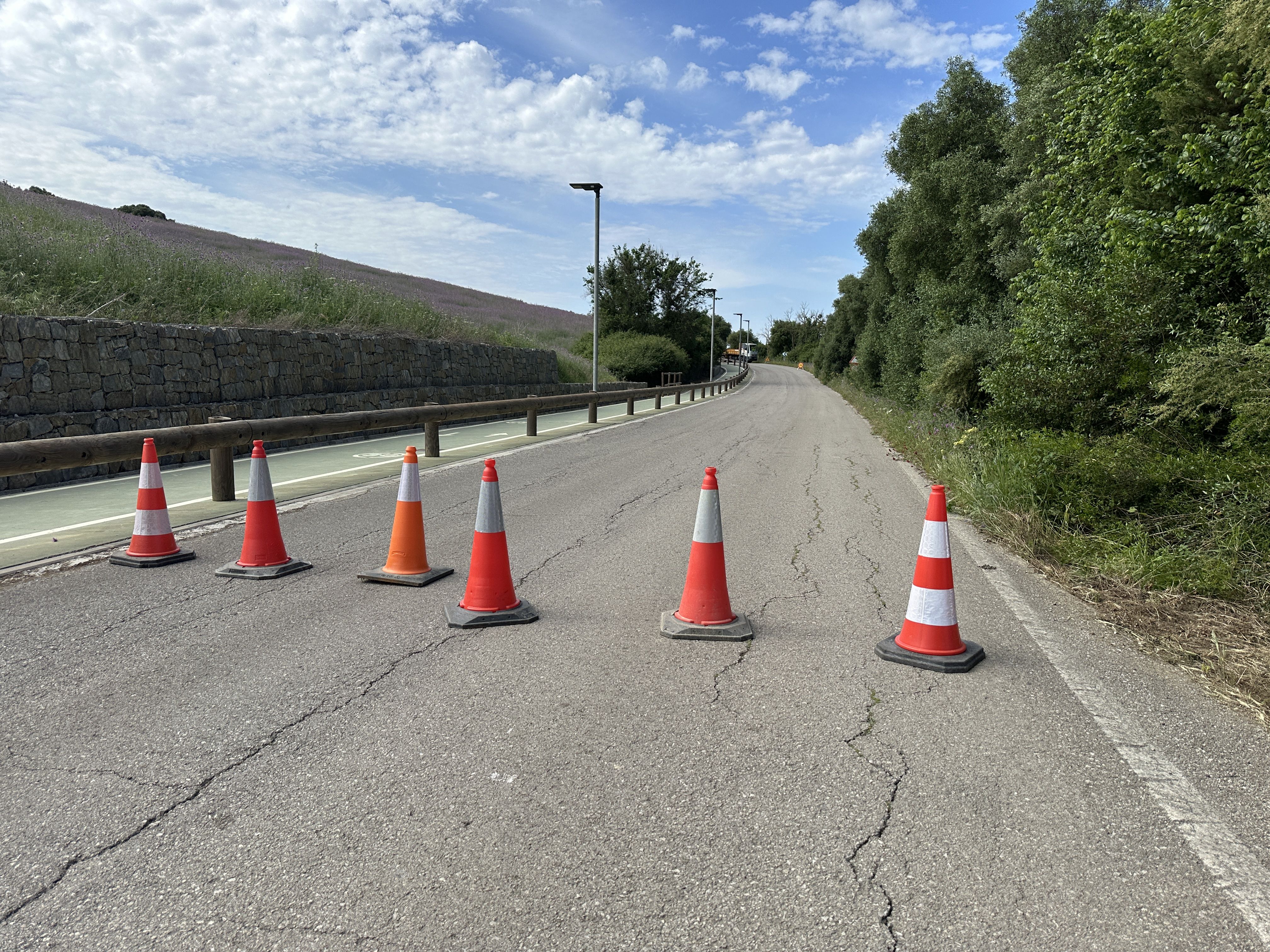 Cortada al tráfico la carretera entre la Estación y San Roque tras la aparición de un socavón