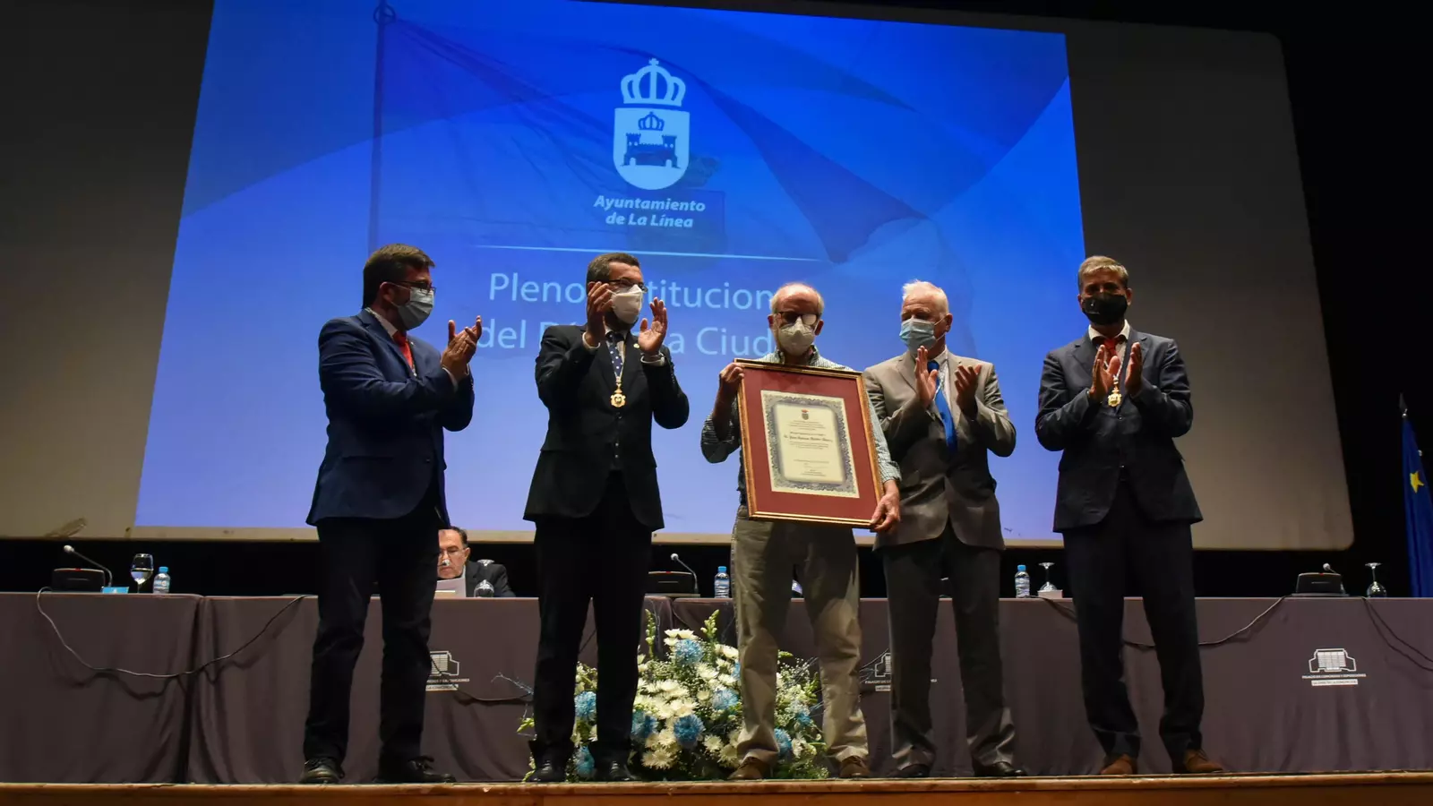 Archivo. Juan Antonio Alvarez, en el centro, homenajeado por el Ayuntamiento.