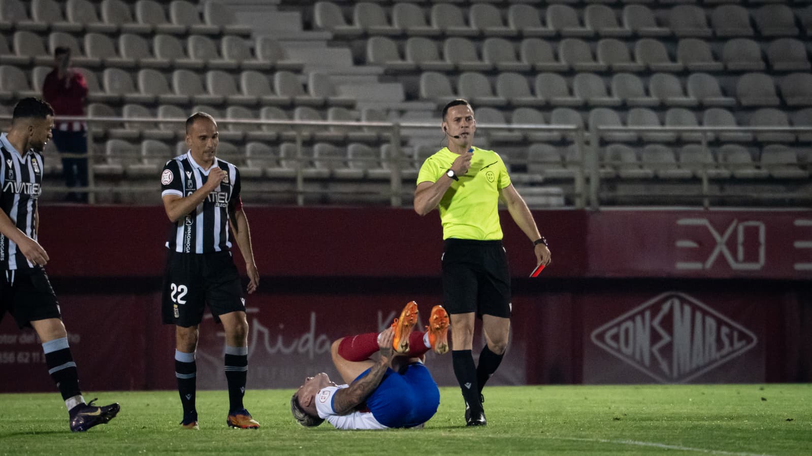 (2-2) Un arbitraje indignante intenta robar la ilusión al Algeciras. Foto: Samu Maza. 