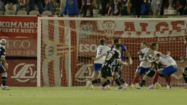 Agarrón a un jugador del Algeciras. 