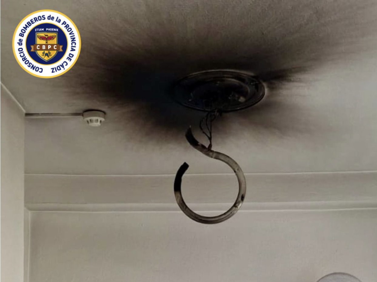 Un pequeño incendio en la residencia de San José Artesano obliga a la intervención de bomberos en Algeciras