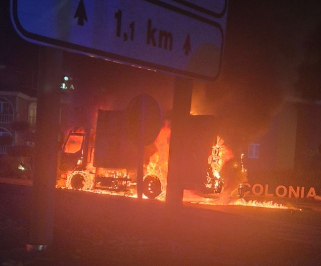 Arde un camión de Algesa en la rotonda del Hotel Alborán, en Algeciras