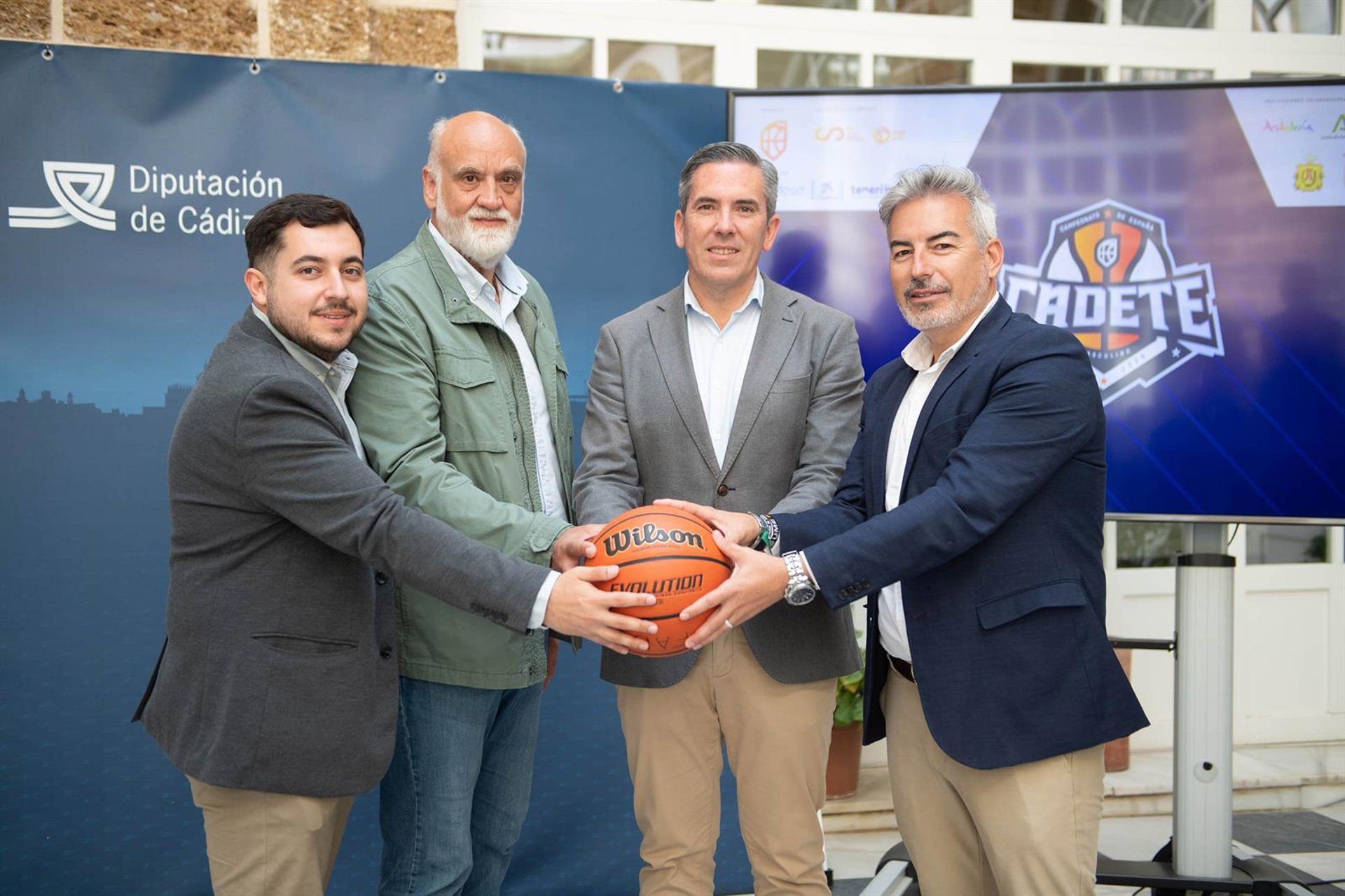 El vicepresidente segundo de la Diputación de Cádiz, Javier Vidal, junto al delegado de la Federación Andaluza de Baloncesto en Cádiz, Adolfo Magrañal, y los concejales de La Línea y San Roque, Alejandro Rodríguez y Juan Carlos Crespo. - DIPUTACIÓN DE CÁDIZ