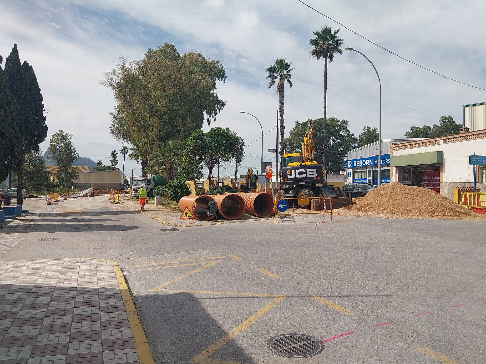 La reapertura parcial de la calle Cartagena y el desvío por el cementerio alivian el tráfico durante las obras del colector