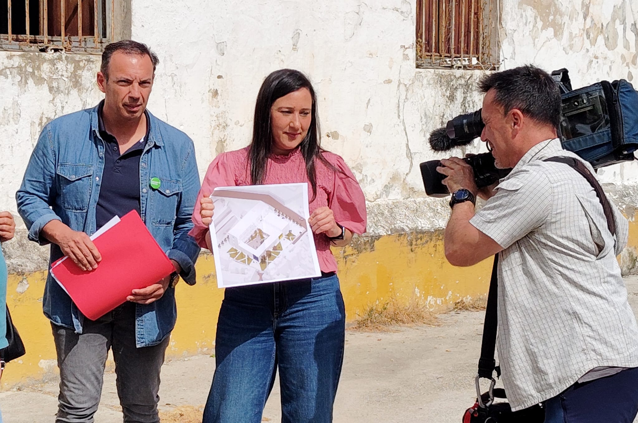 Rocío Arrabal junto a solar del futuro Conservatorio. Arrabal llama a Moreno Bonilla "el candidato de los anuncios vacíos"