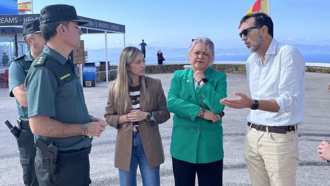 La subdelegada del Gobierno con miembros de su partido político (PSOE) en una visita a las obras de la N-340. 