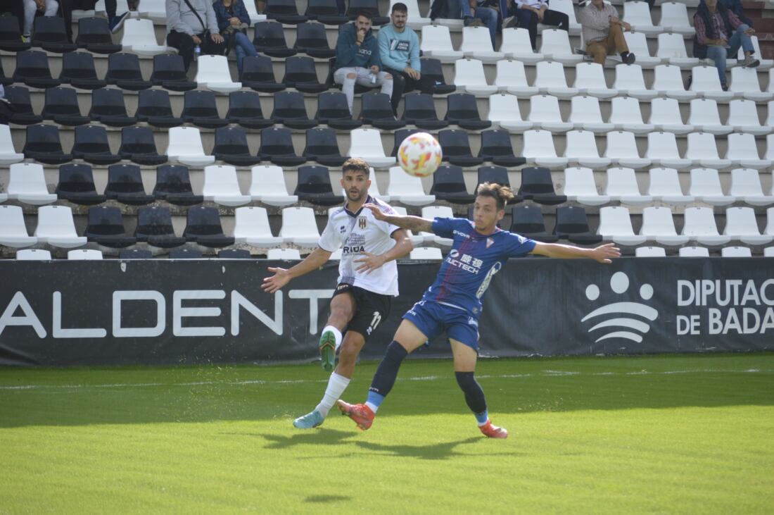 Álvaro Romero en un lance del duelo ante el Mérida. FOTO: ADM