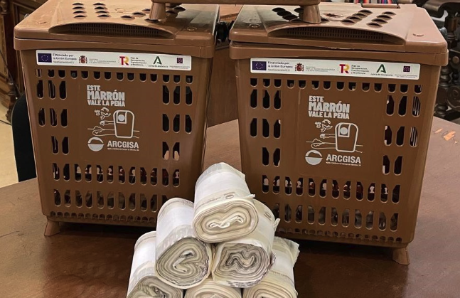La campaña 'Este marrón vale la pena' encara su recta final con el reparto de kits de reciclaje en La Línea