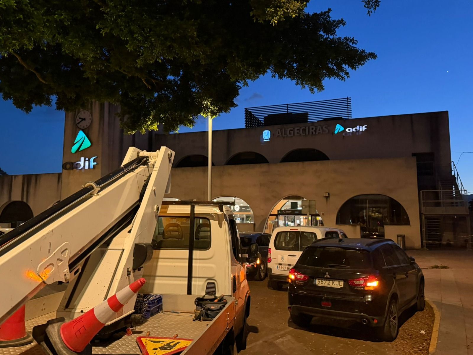 Imagen del exterior de la estación de tren. Landaluce reclama actuaciones urgentes ante el estado de la estación de tren de Algeciras