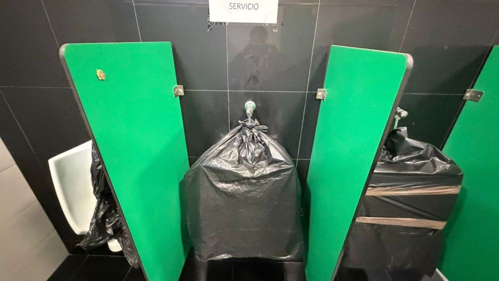 Imagen de los urinarios de la estación de trenes de Algeciras. 