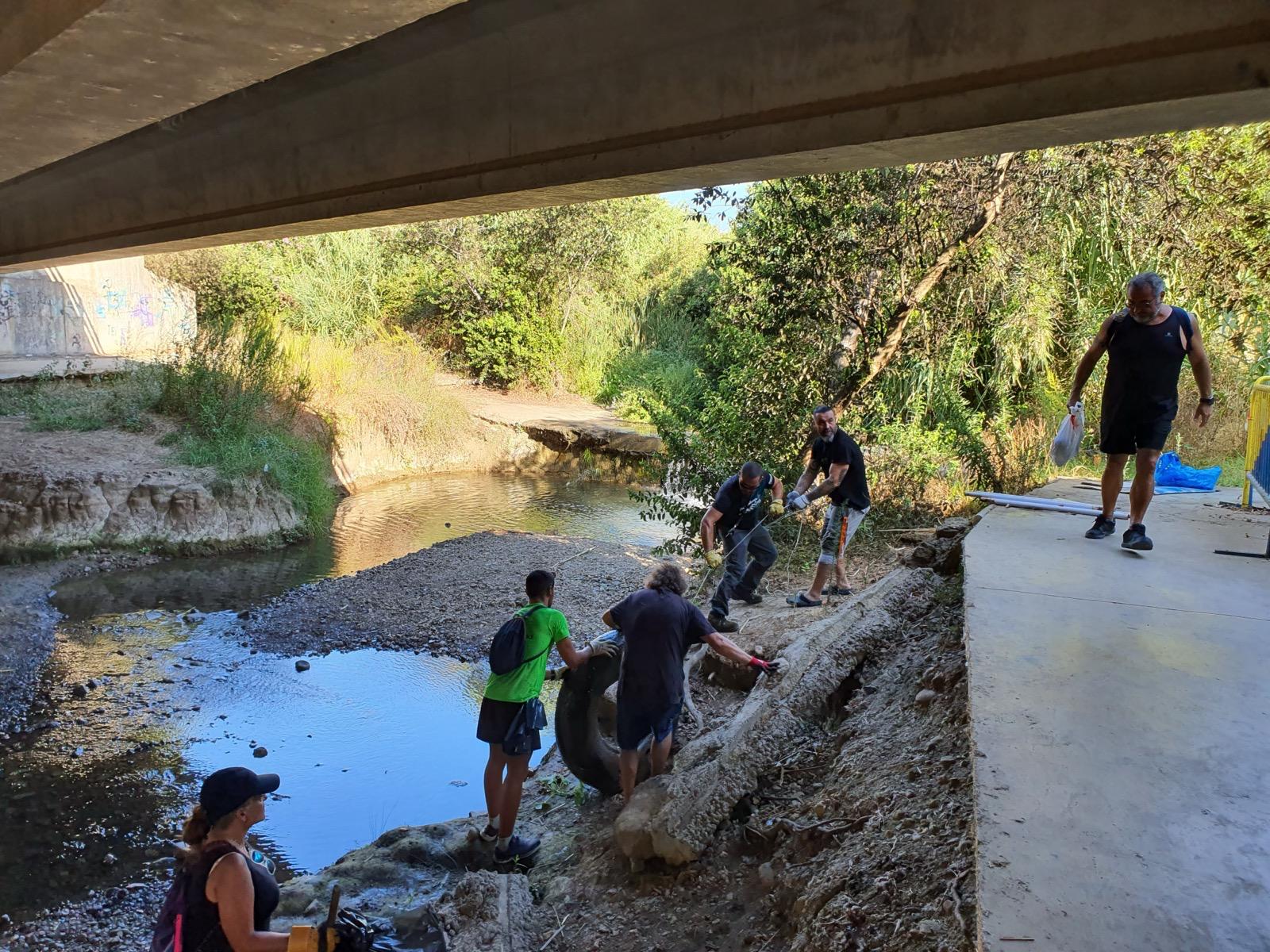 Verdemar denuncia la contaminación del río Pícaro por la mala ubicación de contenedores de residuos