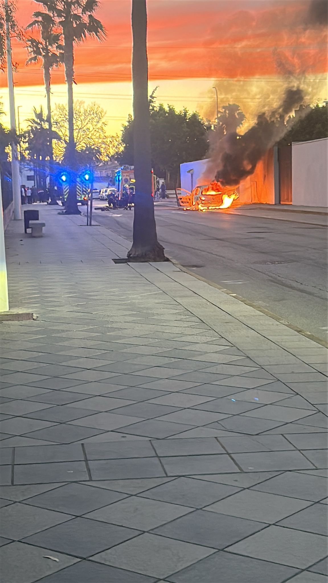 Un coche sale ardiendo en Campamento sin causar heridos