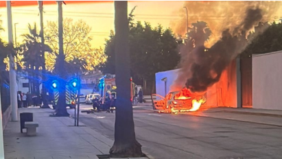 Un coche sale ardiendo en Campamento sin causar heridos