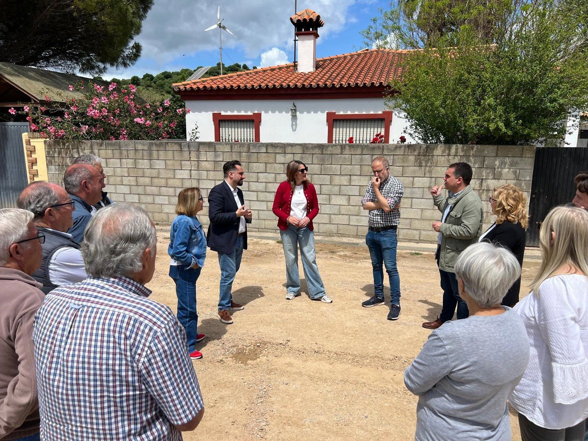 El PSOE respalda a los vecinos de La Vega en Los Barrios para exigir la paralización del polígono
