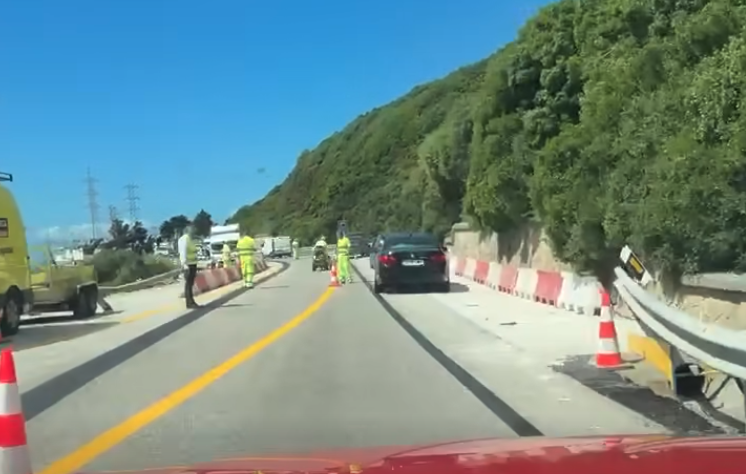 Imagen de RTVT de los operarios habilitando la N-340 para la apertura de los carriles provisionales para cada sentido. 