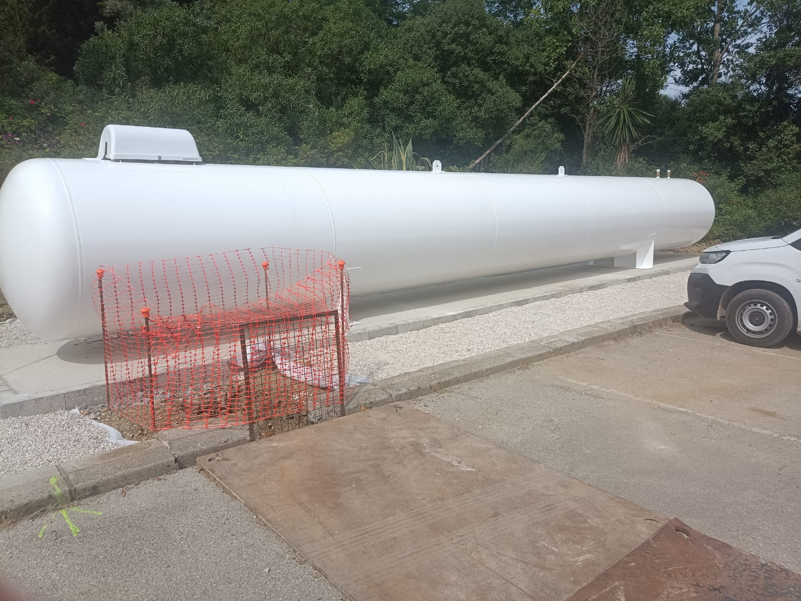 Avanzan las obras del nuevo horno crematorio de Botafuegos con la instalación del deposito de gas propano