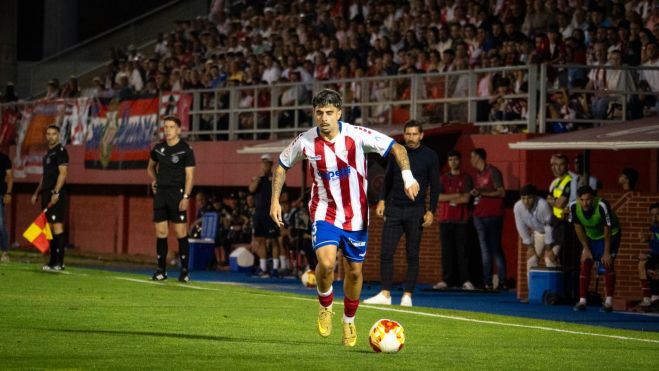 José Carlos conduce el balón ante una tribuna llena. Foto: Samu Maza. 
