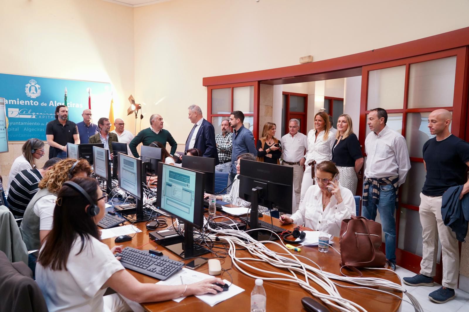 Los primeros votantes tienen que constituir las mesas del Teatro Florida por la ausencia de titulares y suplentes