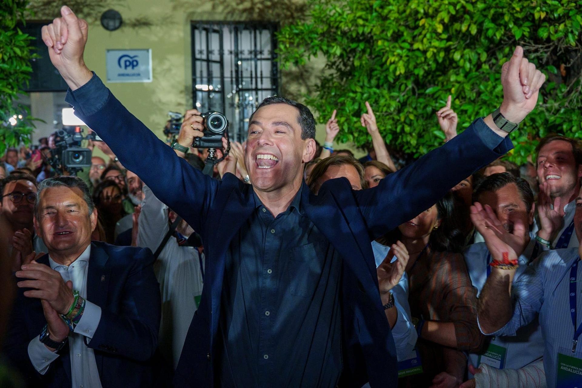 El candidato del PP-A a la reelección como presidente de la Junta, Juanma Moreno, ha celebrado la "importante victoria" obtenida por su partido en las elecciones andaluzas de este domingo - FRANCISCO J. OLMO-EUROPA PRESS