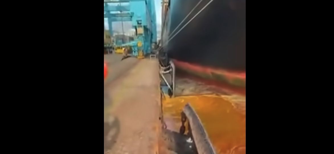 La descarga de un contenedor provoca el vertido de aceite de palma en APM Terminals