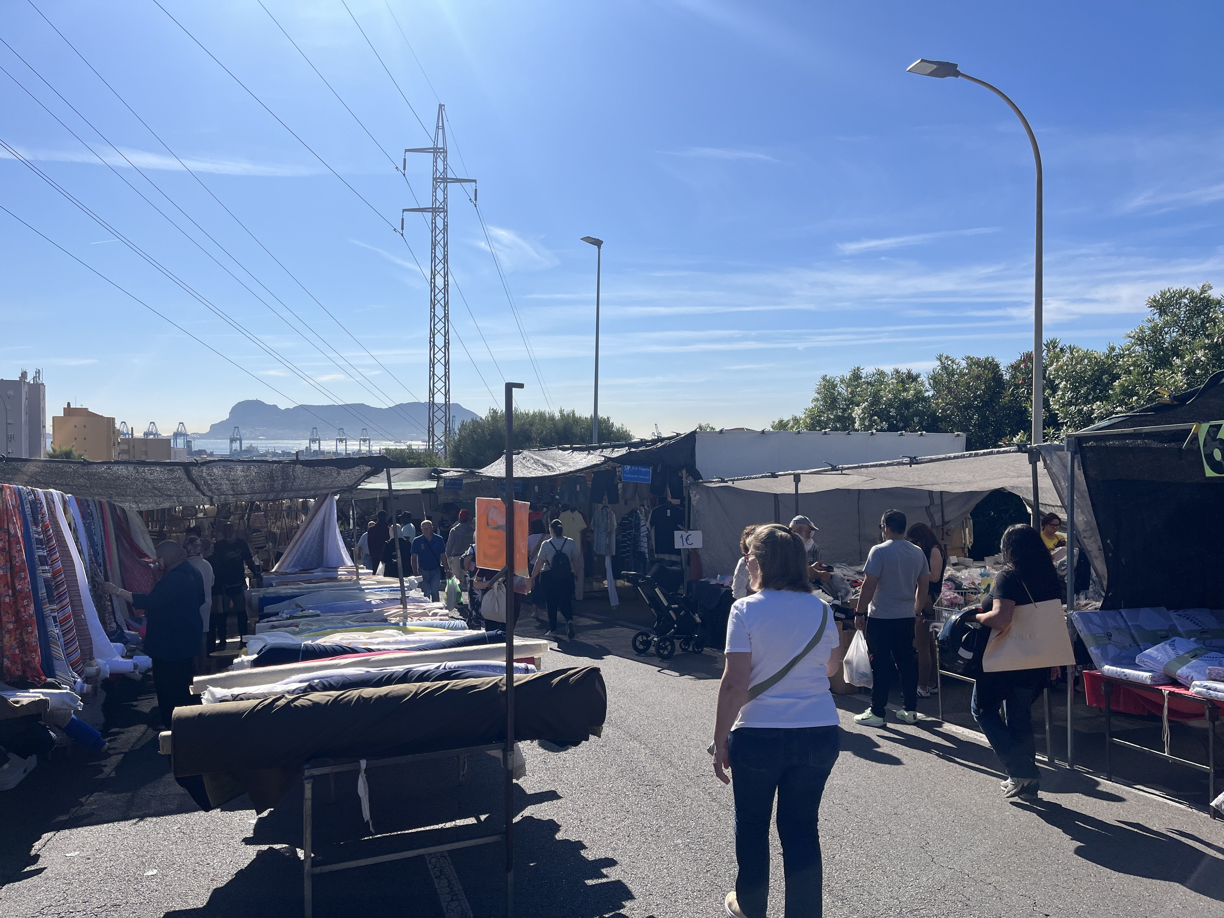 El mercadillo de Algeciras se traslada al Liang Shan Po sin echar de menos al Llano Amarillo