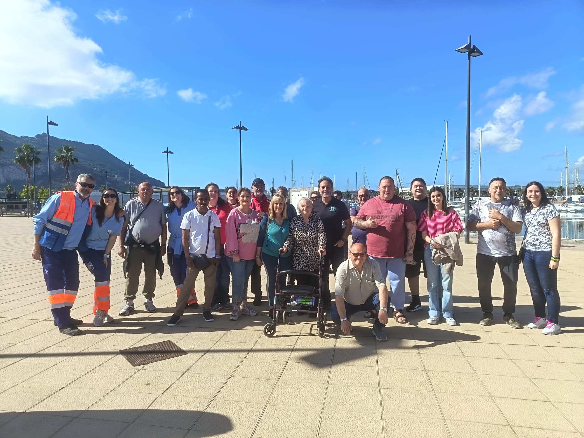 Pacientes y sanitarios se suman a una marcha saludable en La Línea para fomentar hábitos de vida activa